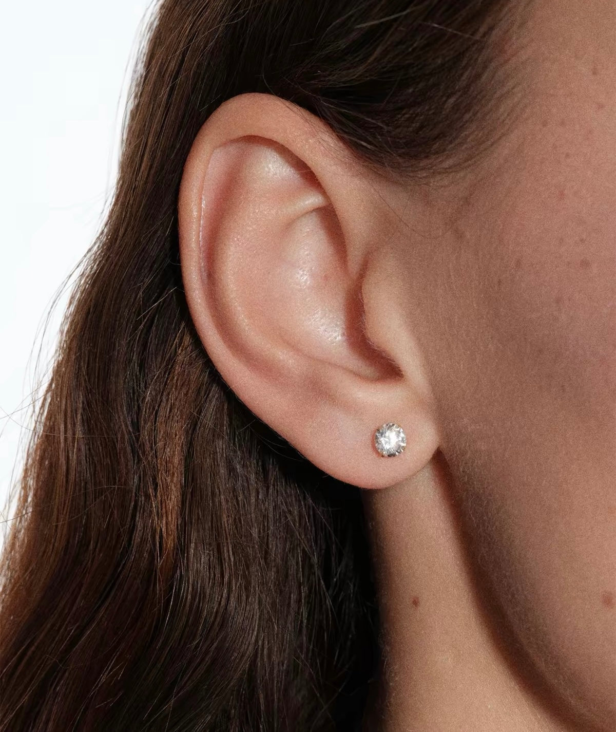 Solitaire stud earring model medium size