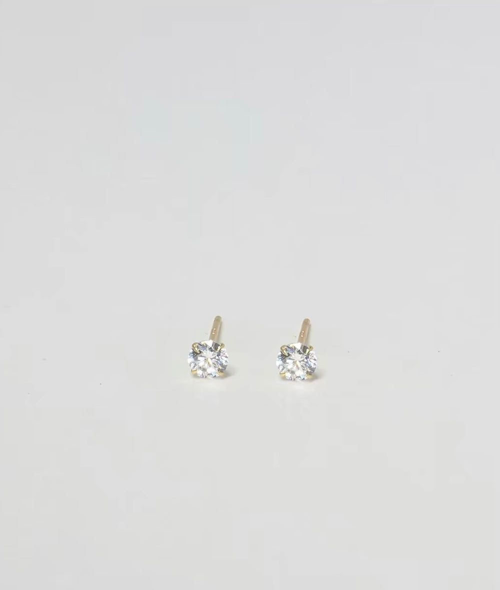 Solitaire stud earrings small size