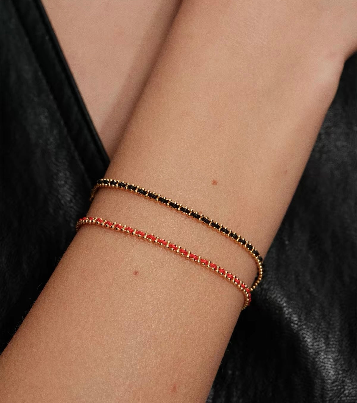 Lucky Bracelet black red model view