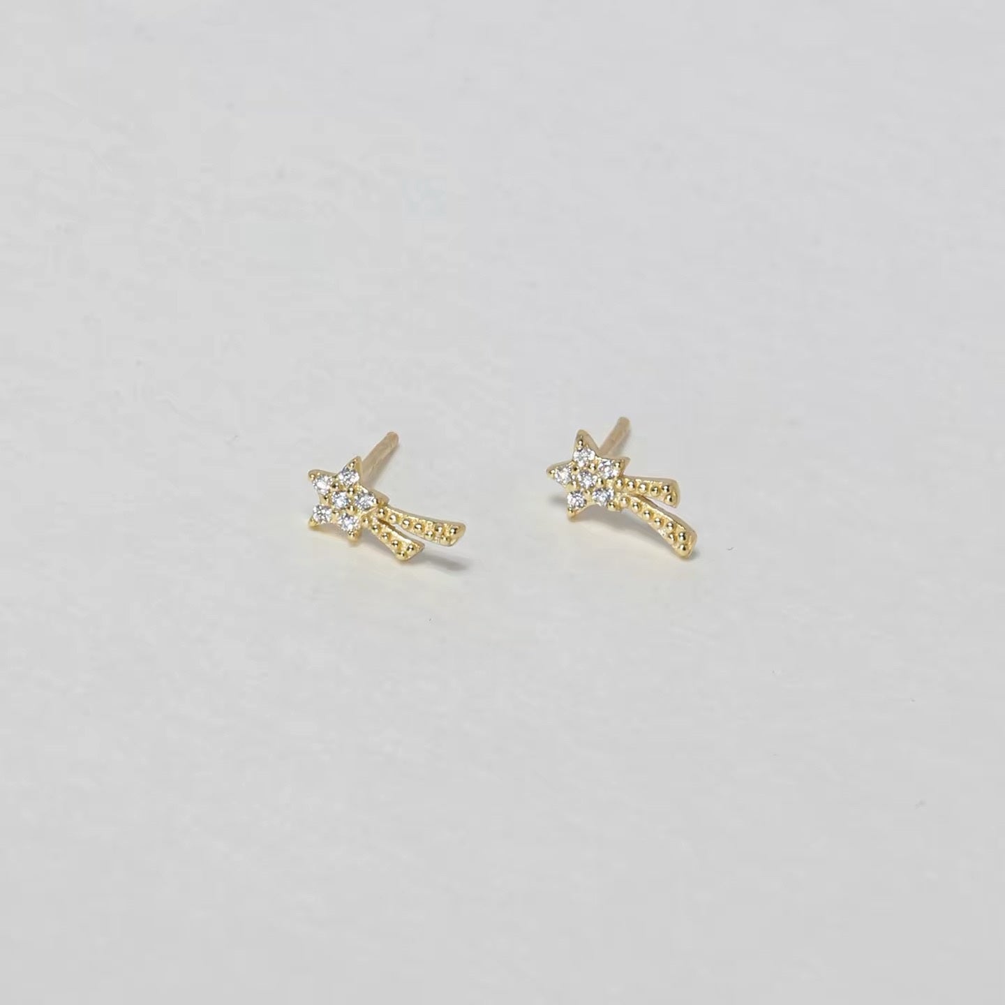 Étoile Filante shooting star stud earrings in gold